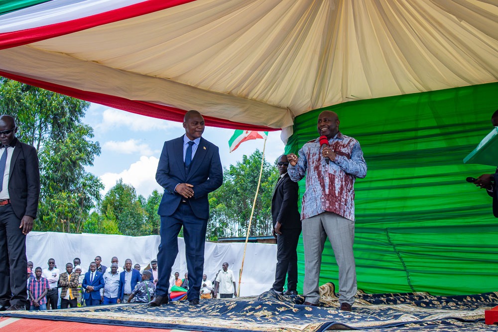 le-president-evariste-ndayishimiye-presente-le-nouvel-administrateur-communal-de-gitega