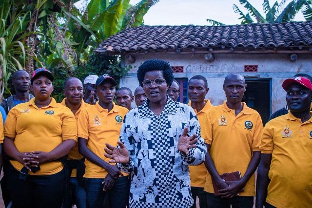 la-ministre-calinie-mbarushimana-salue-les-initiatives-exemplaires-des-agriculteurs-et-eleveurs-modeles