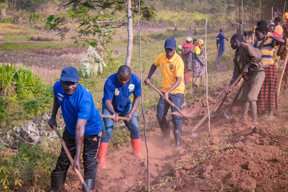 gitega-la-dpeae-mise-sur-les-courbes-de-niveau-pour-freiner-l-erosion-et-ameliorer-la-production