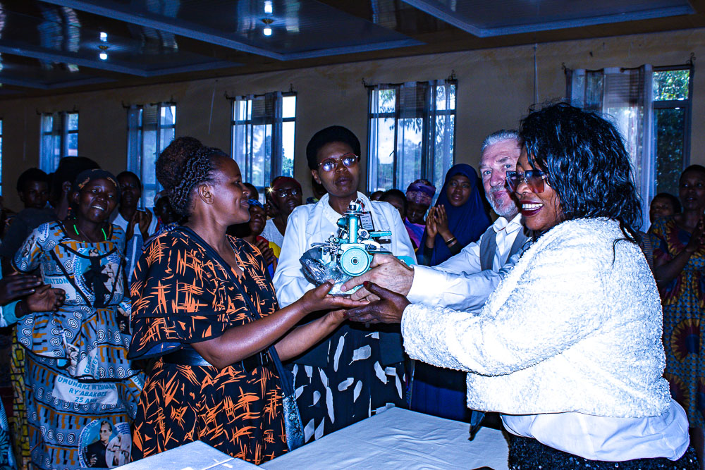 gitega-des-femmes-en-difficulte-beneficient-d-une-nouvelle-formation-en-couture